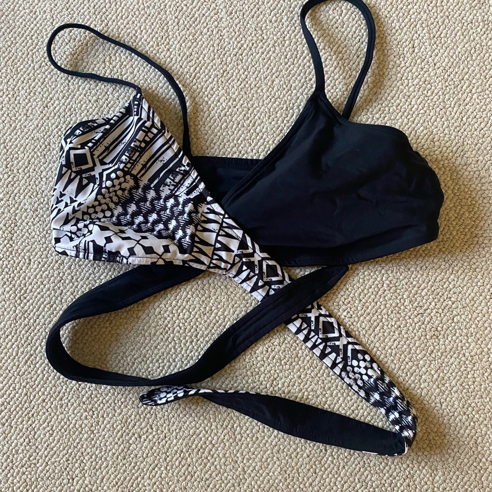Lspace bikini top. Reversible to plain black.